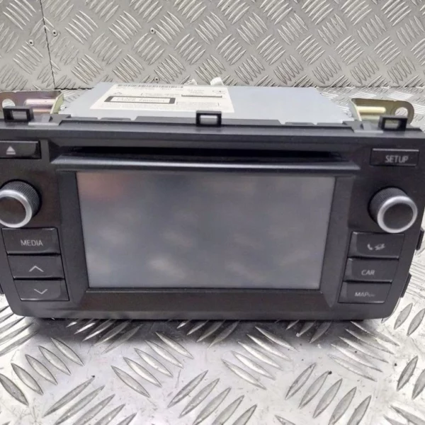 Toyota Auris Touchscreen Reparatie | Toyota Touch 2 86140-02290 Car stereo head unit with a central touchscreen and labeled media, setup, and car/map controls on a metal diamond plate surface